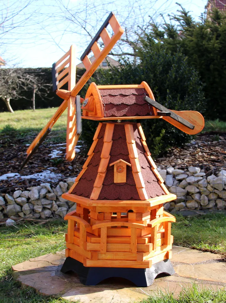 Aménager votre jardin avec ce moulin à vent bois et lampe solaire rouge