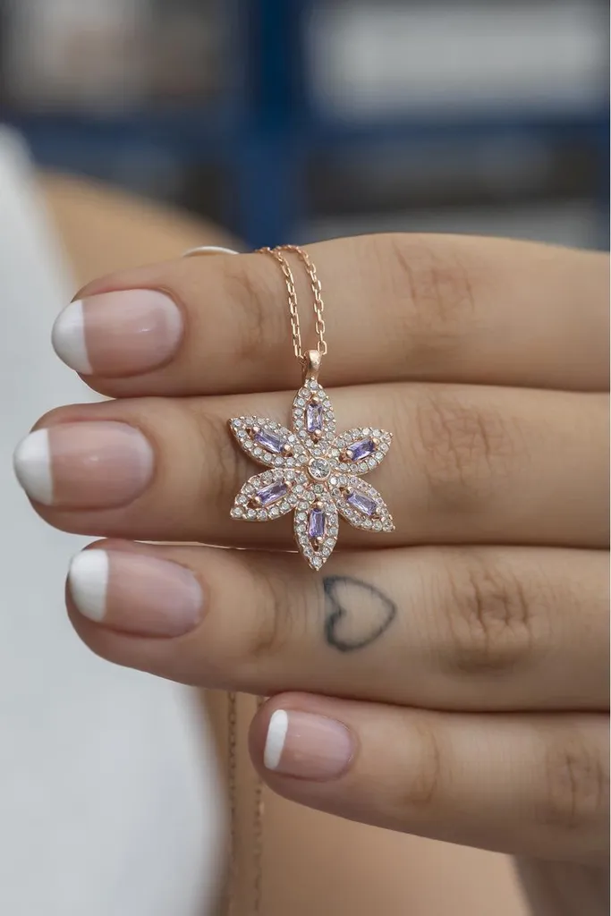Collier fleur argent 925 anti-ternissement et pierres violettes chic