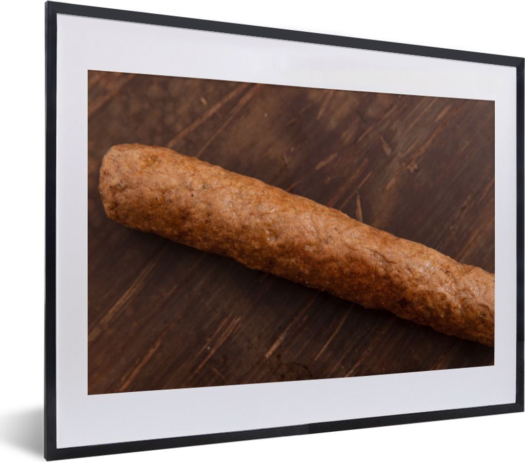MuchoWow MuchoWow Gerahmtes Poster Ein leckerer Frikandel auf einem hölzernen Hintergrund 40x30 cm - Poster mit zchwarzem Bilderrahmen - Bilde...