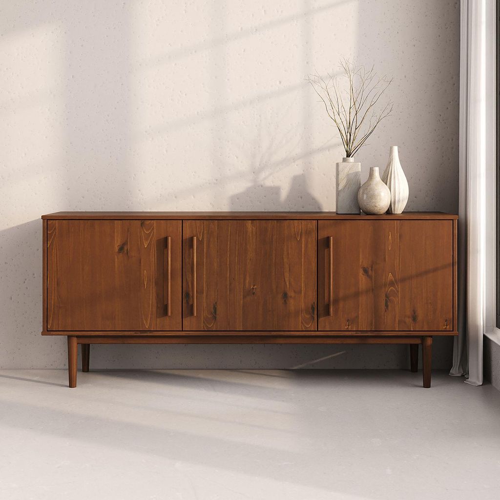 Sideboard TECCA mit 3 Türen aus Massivholz, Kastanie farben – Wohnzimmermöbel im Mid Century-Style mit verstellbaren Einlegeböden und hohen F...