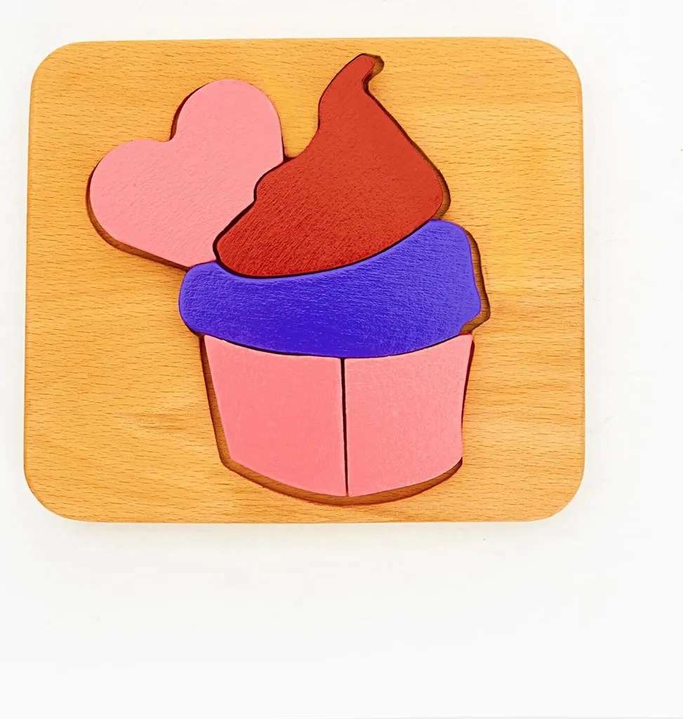 Peluche cupcake multicolore 18cm pour décorer un meuble en bois