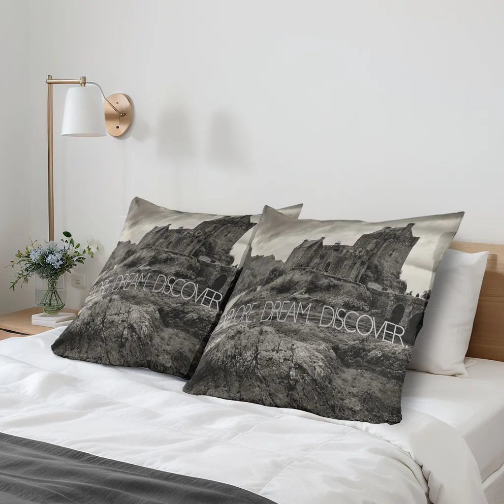 ABAKUHAUS Traum Federa per cuscino Confezione da 2, Scopri lo slogan Traum sull'Eilean Donan Castle Highlands Scozia, Federa per cuscino decorativa stampata, 80x80 cm, Taupe scuro e Grigio chiaro