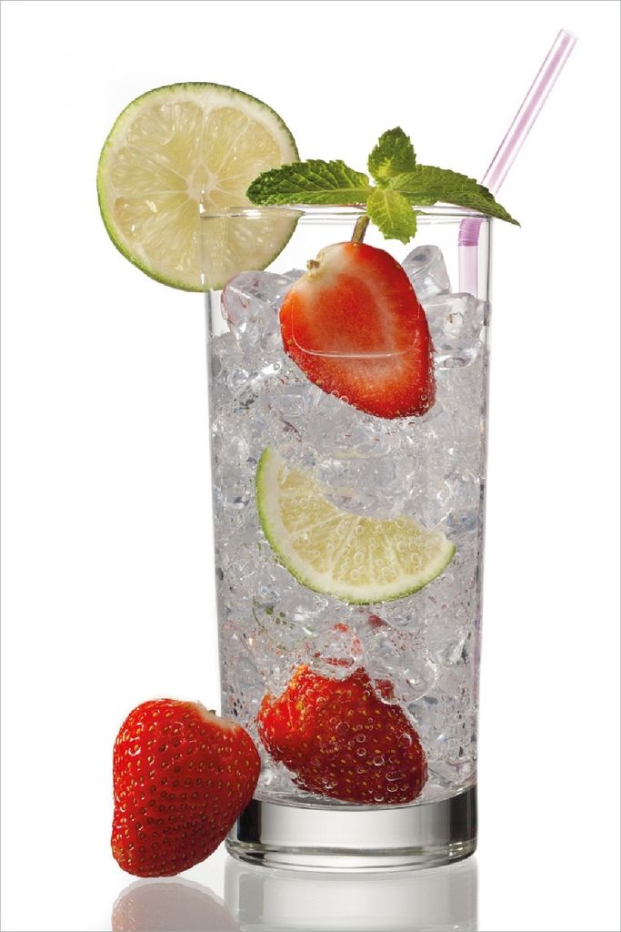 Wallario selbstklebendes Poster - Glas Wasser mit Erdbeeren, Größe: 100 x 150 cm