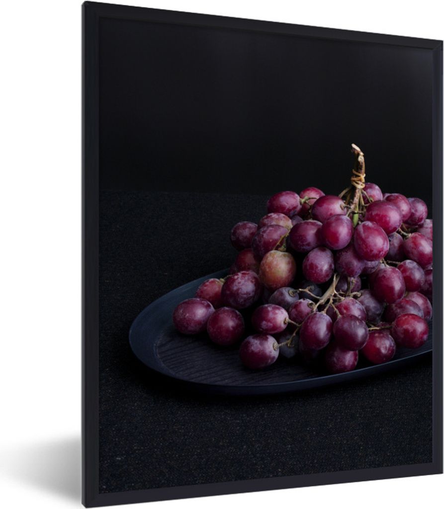MuchoWow Gerahmtes Poster Mysteriöse rote Trauben auf einem dunklen Tisch 60x80 cm - Poster mit Schwarzem Bilderrahmen Wandposter Rahmen Foto Bi...