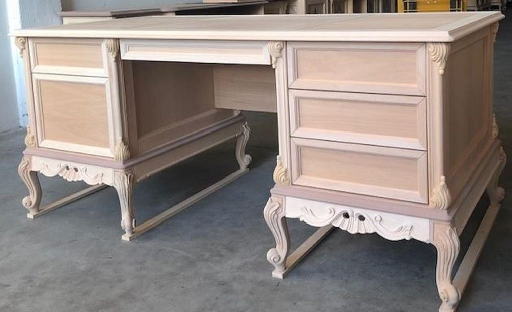 Casa Padrino Luxus Barock Schreibtisch mit 6 Schubladen Weiß / Gold - Prunkvoller handgefertigter Massivholz Bürotisch - Barock Büromöbel - Lux...