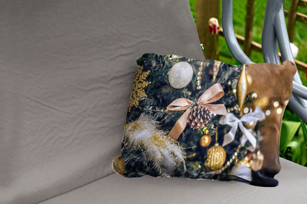 MuchoWow Outdoor Kissen - Eine Nahaufnahme von Weihnachtsbaumschmuck - 60x40 cm - Wetterfest - Lounge Kissen - Zierkissen - Kissen für Innenräume