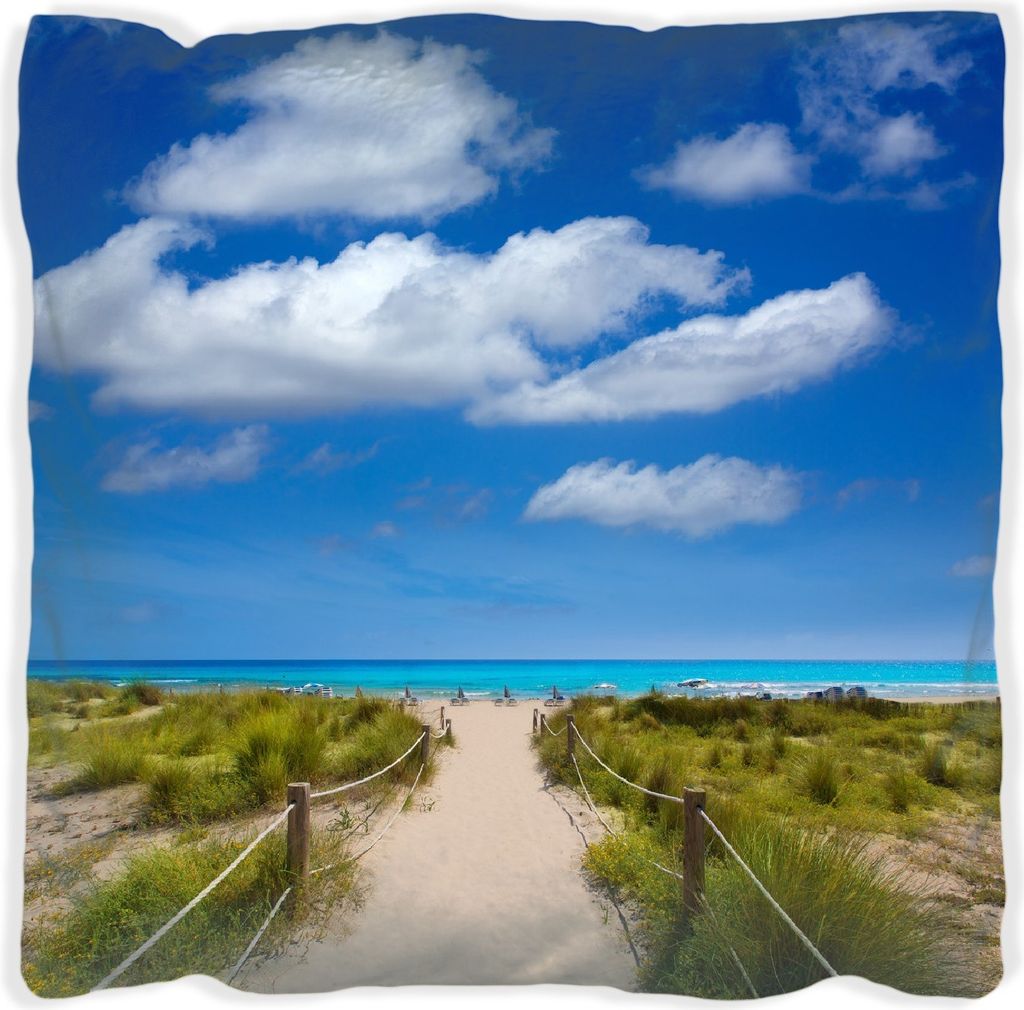 Wallario Premium Kissen, weiche Oberfläche, mit Motiv Sandweg zum blauen Meer mit blauem Himmel, Größe: 60 x 60 cm, mit weißer Rückseite