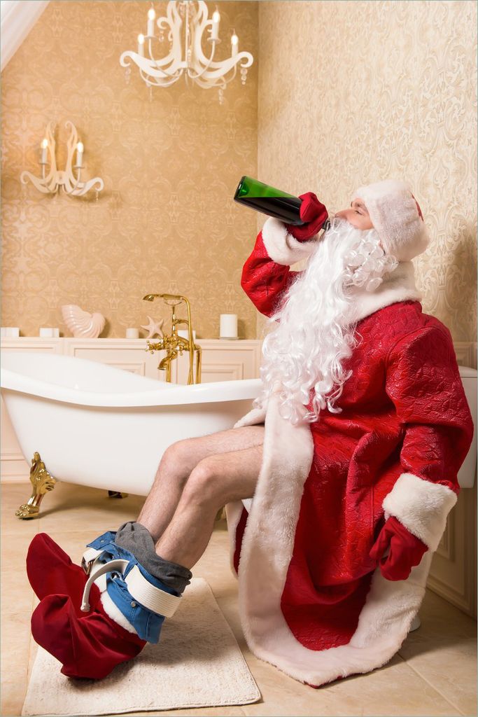 Wallario selbstklebendes Poster - Betrunkener Weihnachtsmann mit Weinflasche auf dem Klo, Größe: 61 x 91,50 cm