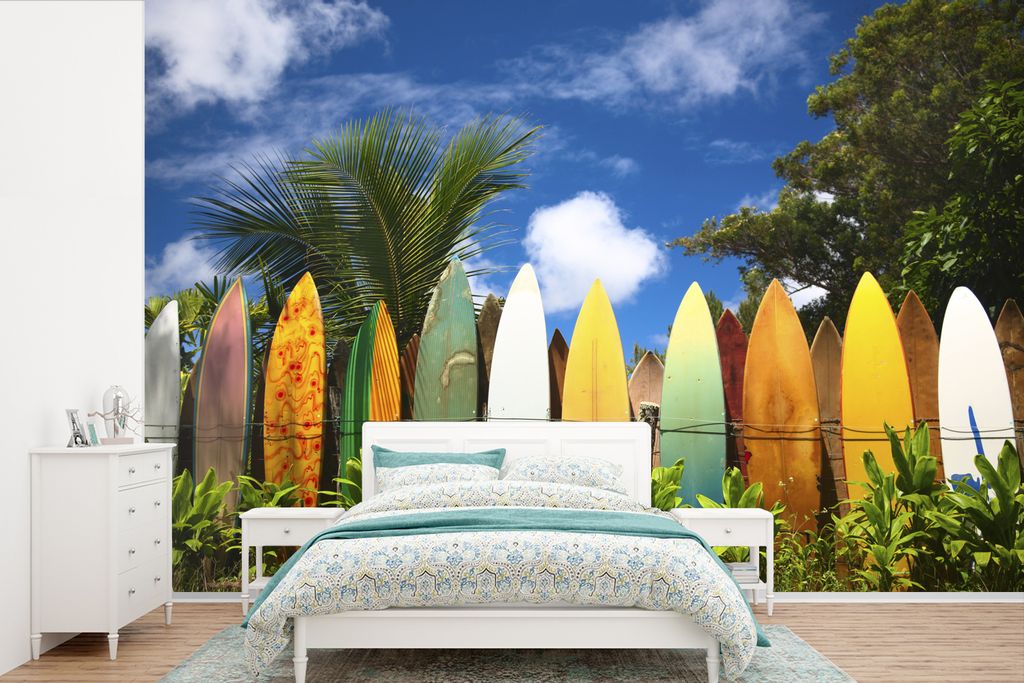 MuchoWow Fototapete für Wohnzimmer oder Schlafzimmer Wandtapete Vinyl Motivtapete Ein Surfbrett-Zaun auf Hawaii - 525x350 cm - Das Hintergrundbild