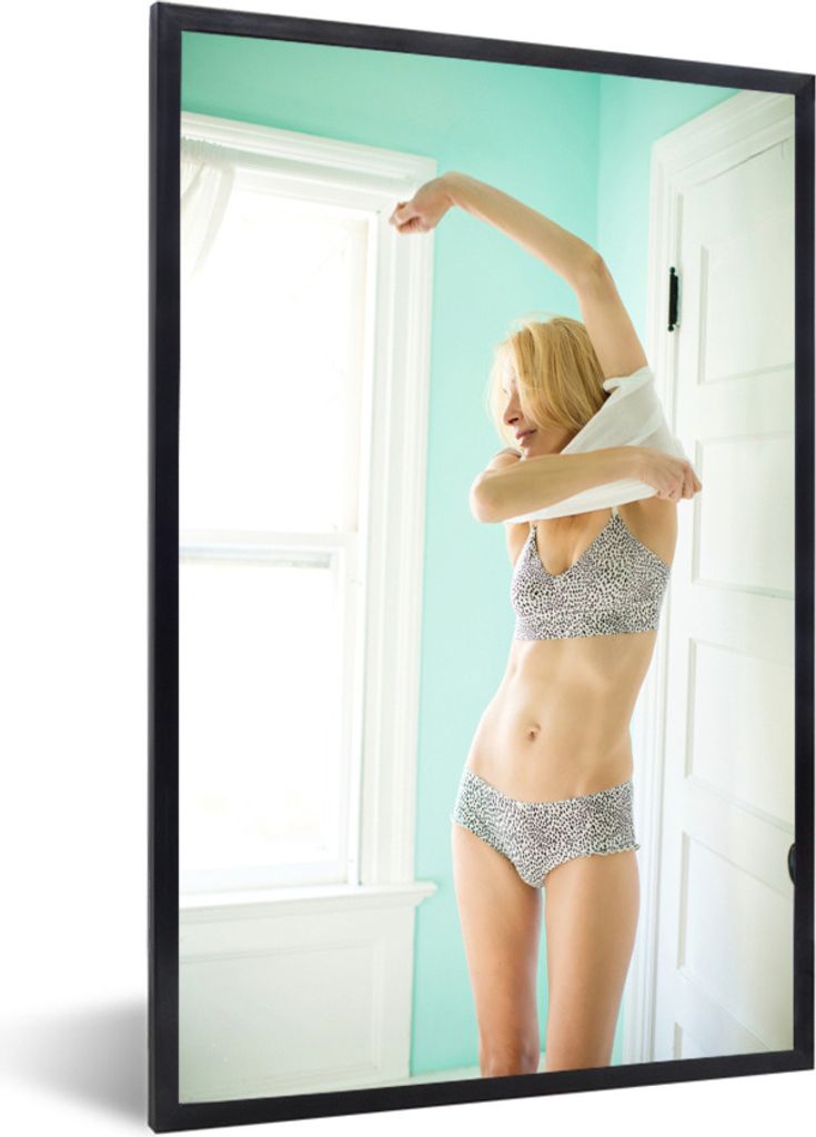MuchoWow Gerahmtes Poster Frau in Dessous wird angezogen 20x30 cm - Poster mit Schwarzem Bilderrahmen Wandposter Rahmen Foto Bilder - Drucken - B...