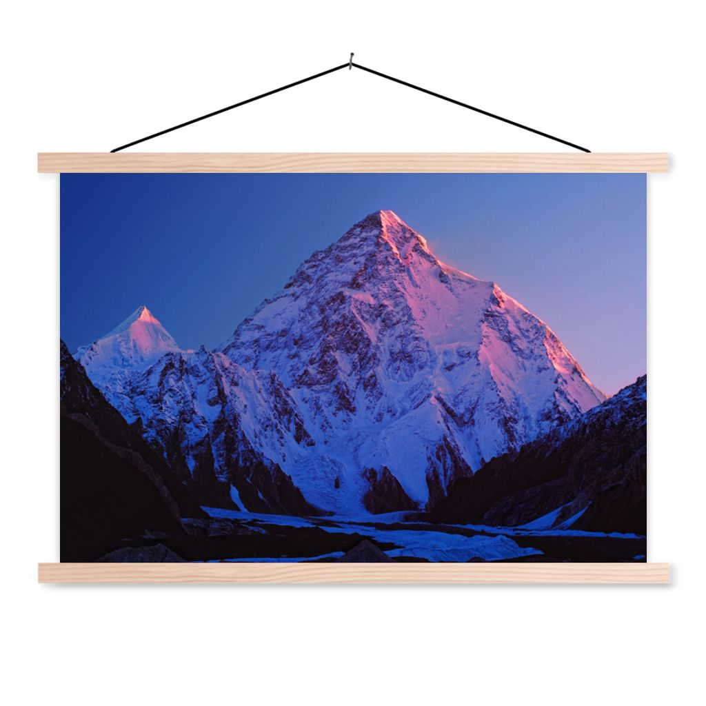 MuchoWow Textilposter Der Berg K2 bei Sonnenaufgang 120x80 cm mit holzfarbenen Rahmen - Aufhängeset