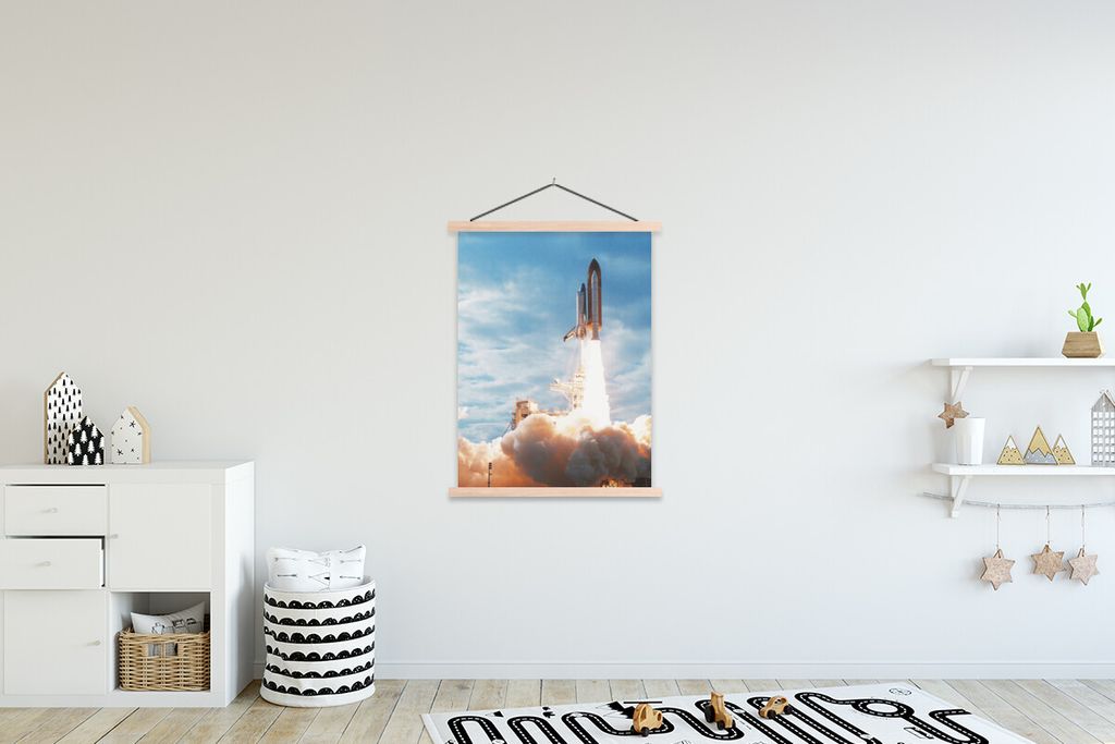 MuchoWow Textilposter Eine Raumfähre schießt mit enormer Geschwindigkeit in die Luft 120x160 cm mit holzfarbenen Rahmen - Plakatkarton
