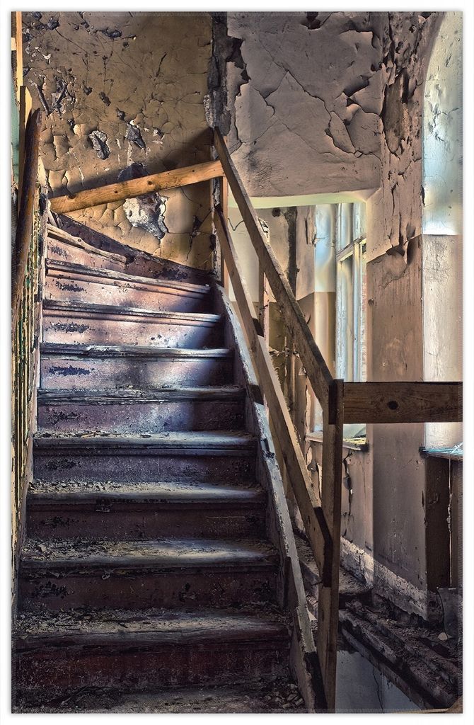 Wallario Premium Teppich, Größe 90 x 140 cm, Treppe in einem alten Haus