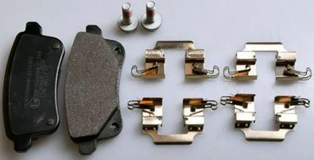 Jeu de plaquettes de frein à disque DENCKERMANN B111323 pour Scenic