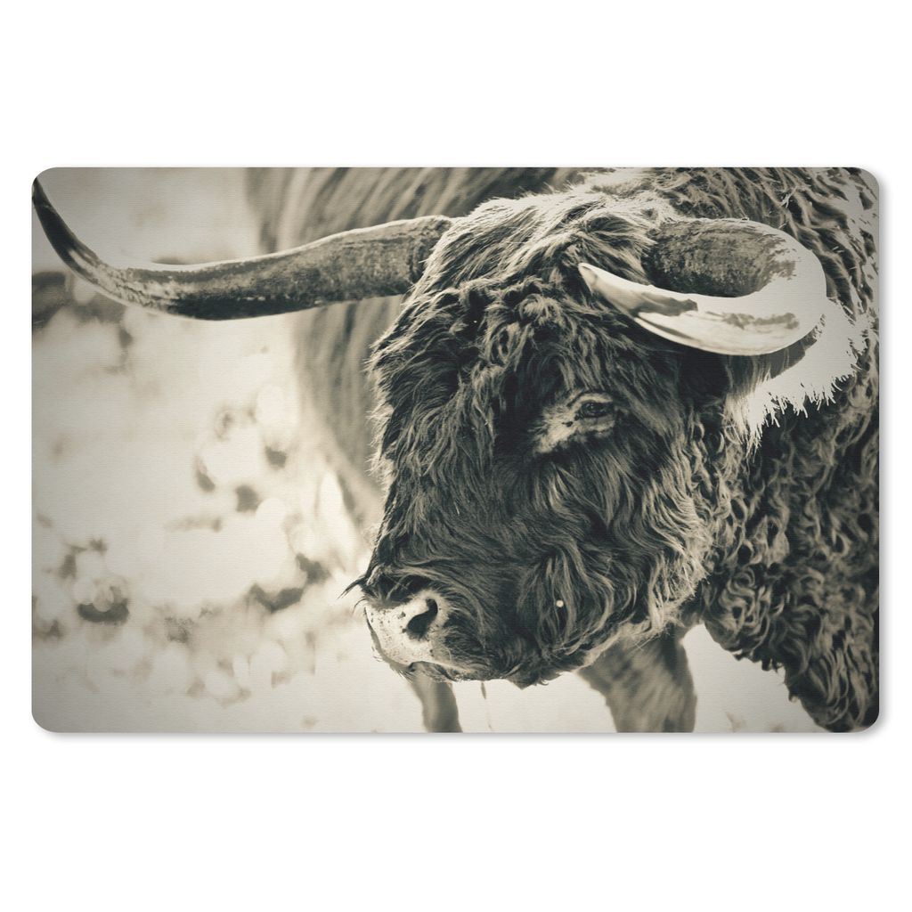 MuchoWow Schreibtischunterlage Schottischer Highlander - Schnee - Hörner 60x40 cm - XXL Mauspad - Großes Mauspad