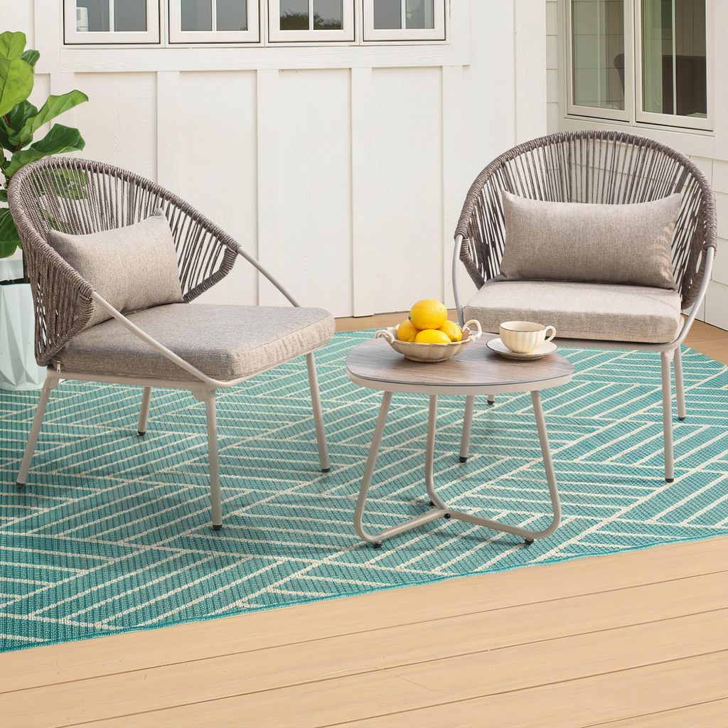 Avestar 3-tlg. Bistro Set, Balkontisch mit Holzmaser-Optik und 2 Rattanstühlen mit Kissen, Graubraun und Weiß