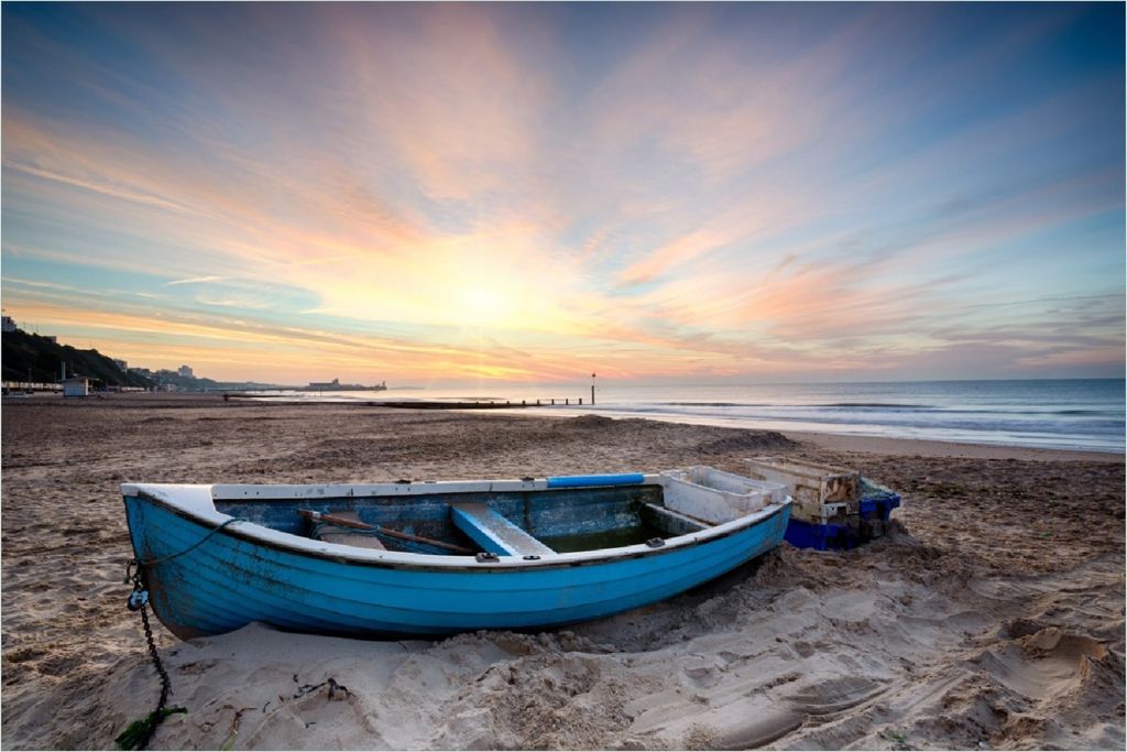 Wallario Poster - Fischerboot am Strand bei Sonnenuntergang, Kunstdruck Größe: 61 x 91,50 cm