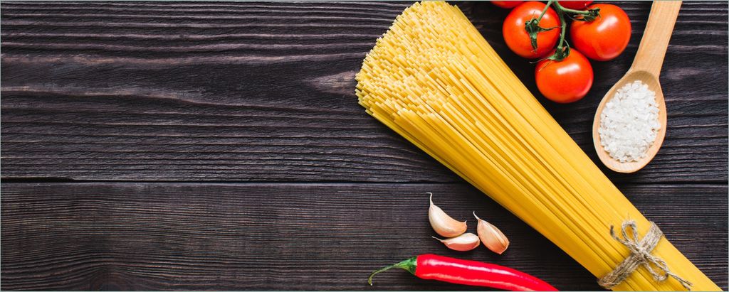 Wallario Poster - Italienisches Menü mit Spaghetti, Tomaten, Salz und Chilischoten, Kunstdruck Größe: 50 x 125 cm