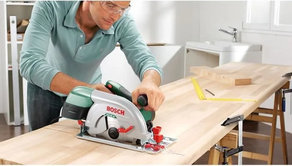 Scie circulaire Bosch 1600 W haute précision avec rail de guidage 230 V