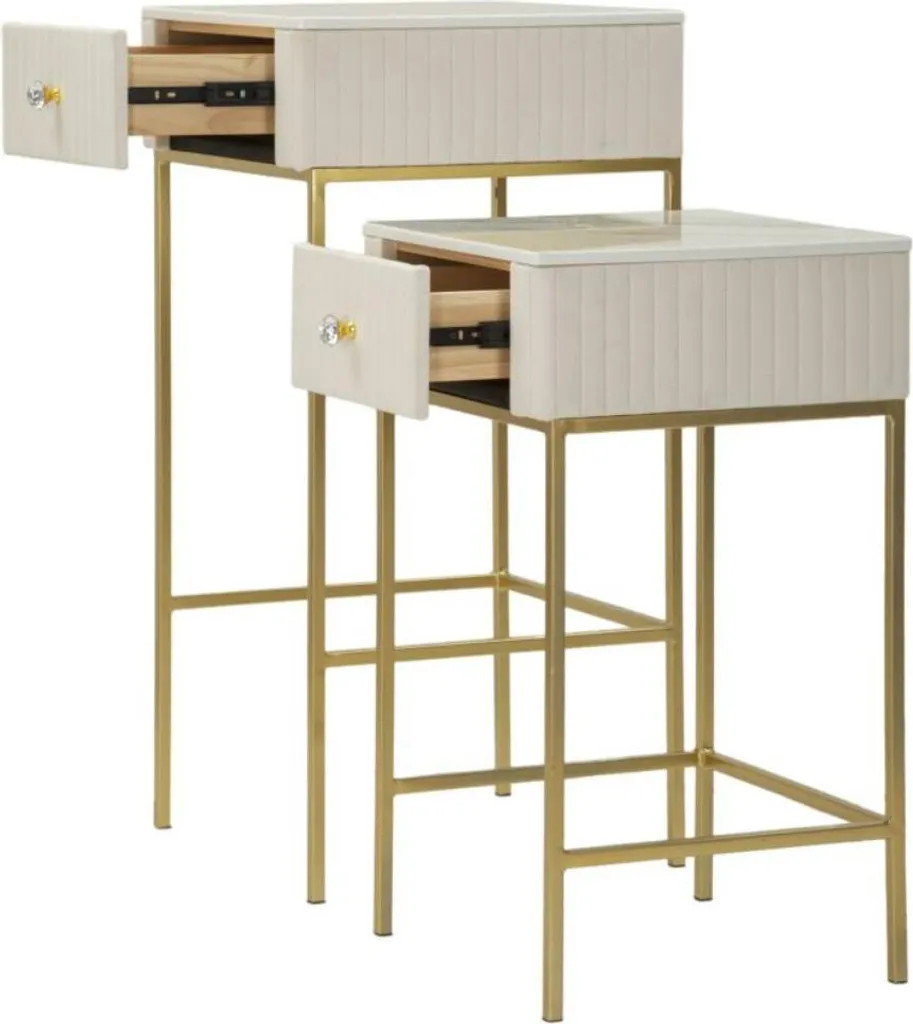 Optimisez vos angles vides avec ces 2 tables hautes en velours crème
