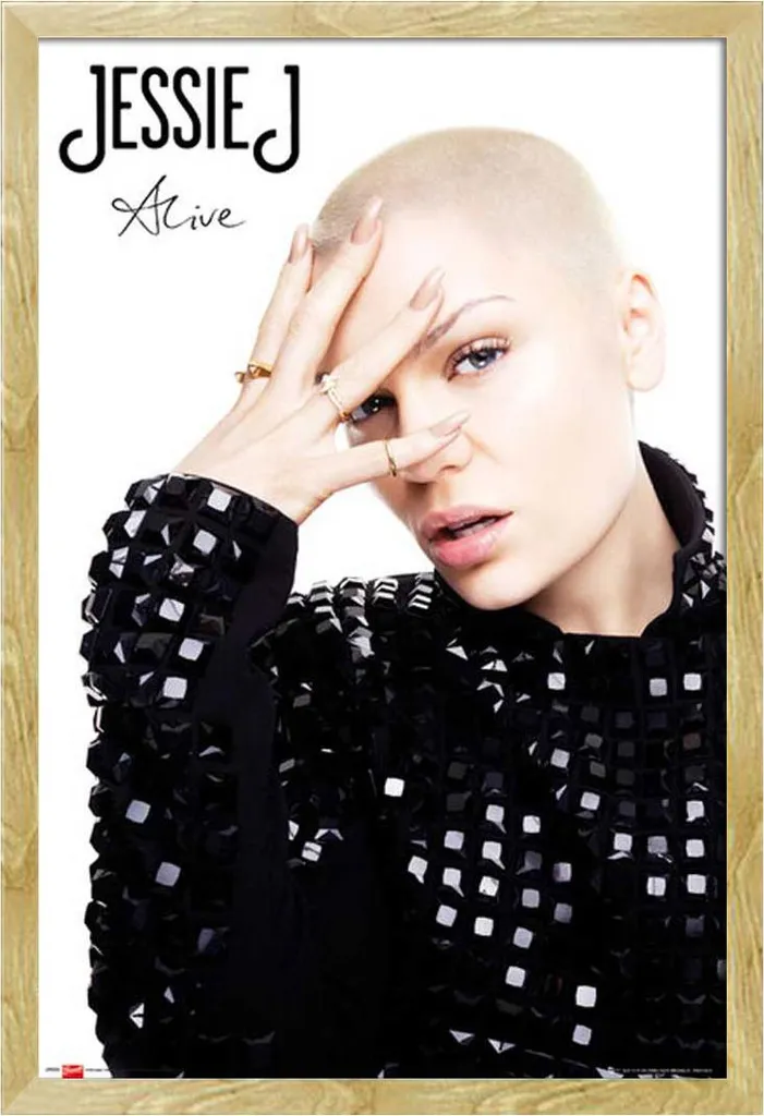 Poster Jessie J encadré Shinsuke® avec vitre acrylique et cadre hêtre