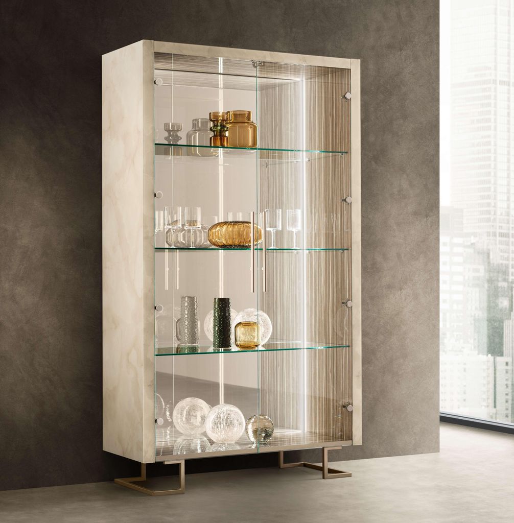 Robuste Vitrine aus Holz – Für stilvolle Aufbewahrung im Wohnzimmer.