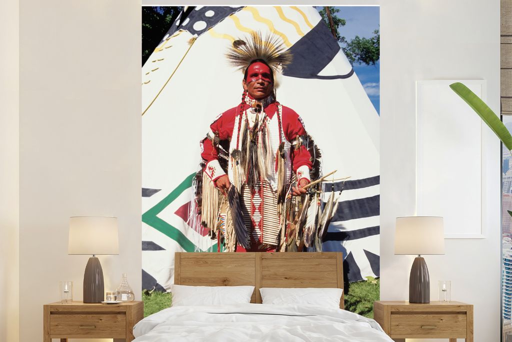 MuchoWow Fototapete für Wohnzimmer oder Schlafzimmer Wandtapete Vinyl Motivtapete Ein Indianer vor einem Tipi - 145x220 cm - Wanddekoration