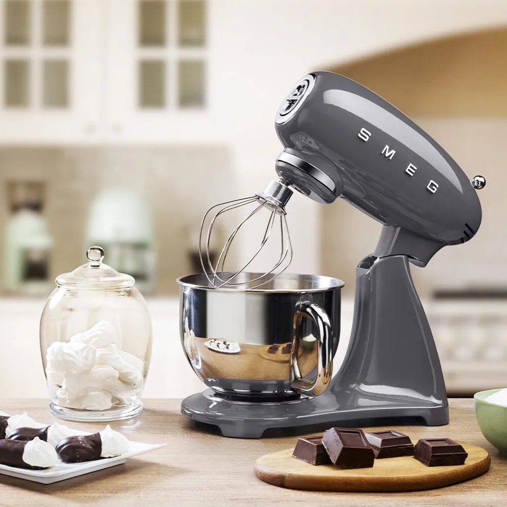 Robot Pâtissier Smeg SMF03GREU - Finis les Mélanges Difficiles 800W