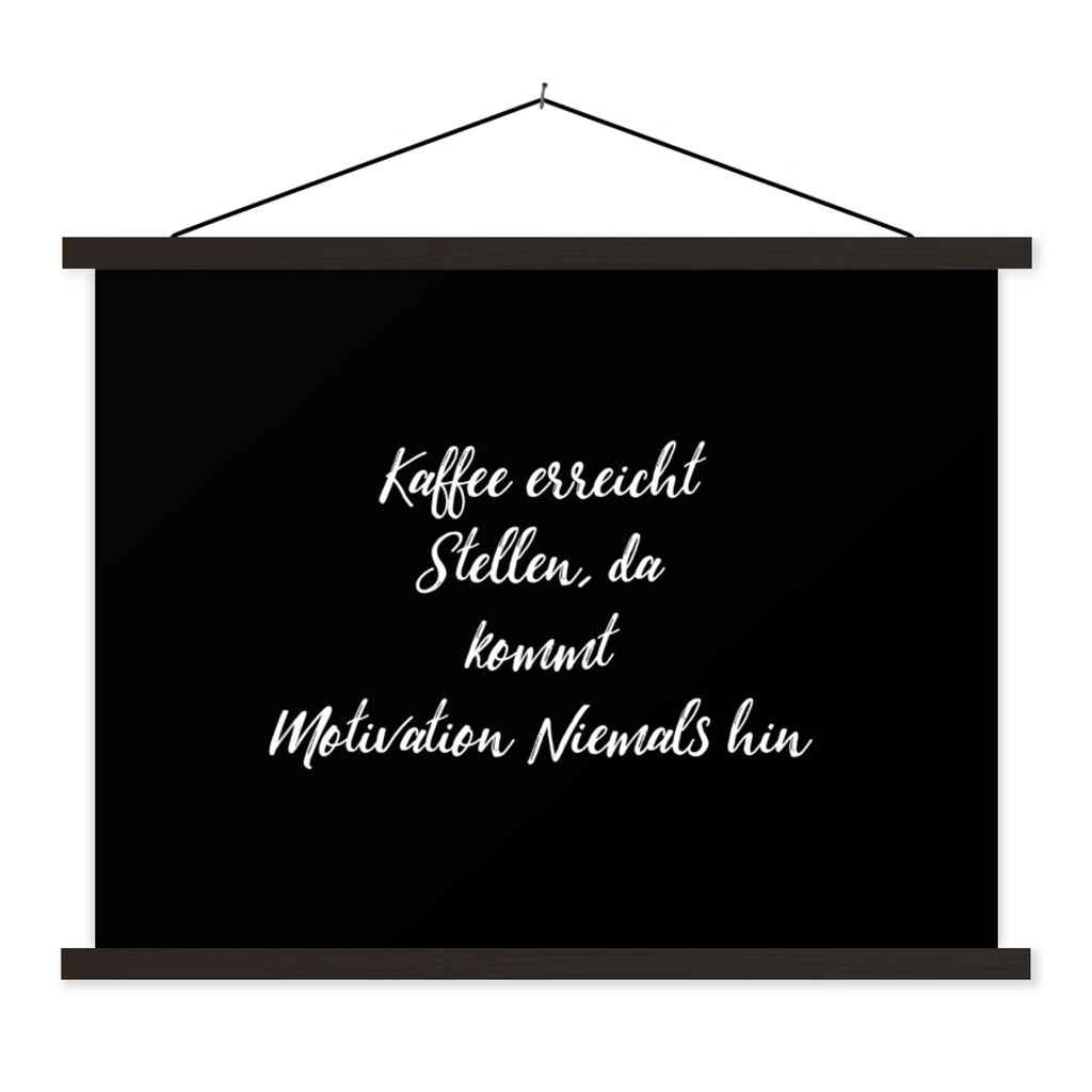 MuchoWow Textilposter Zitate - Kaffee erreicht, da kommt Motivation nie hin - Sprichwörter - Kaffee 120x90 cm mit schwarzem Rahmen - Aufhänger ...