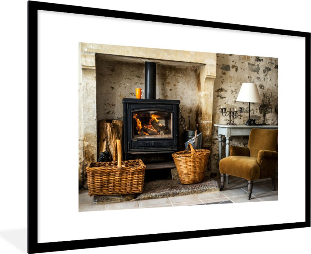 MuchoWow Gerahmtes Poster Kamin in einem Wohnzimmer 90x60 cm - Poster mit Schwarzem Bilderrahmen Wandposter Rahmen Foto Bilder - Wanddekoration -...