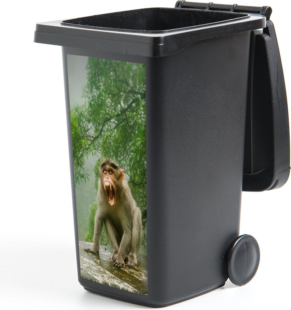 MuchoWow Mülltonnenaufkleber Schreiender Affe vor Wasserfall 38x80 cm - Behälteraufkleber - Mülleimer-Aufkleber - Container-Aufkleber