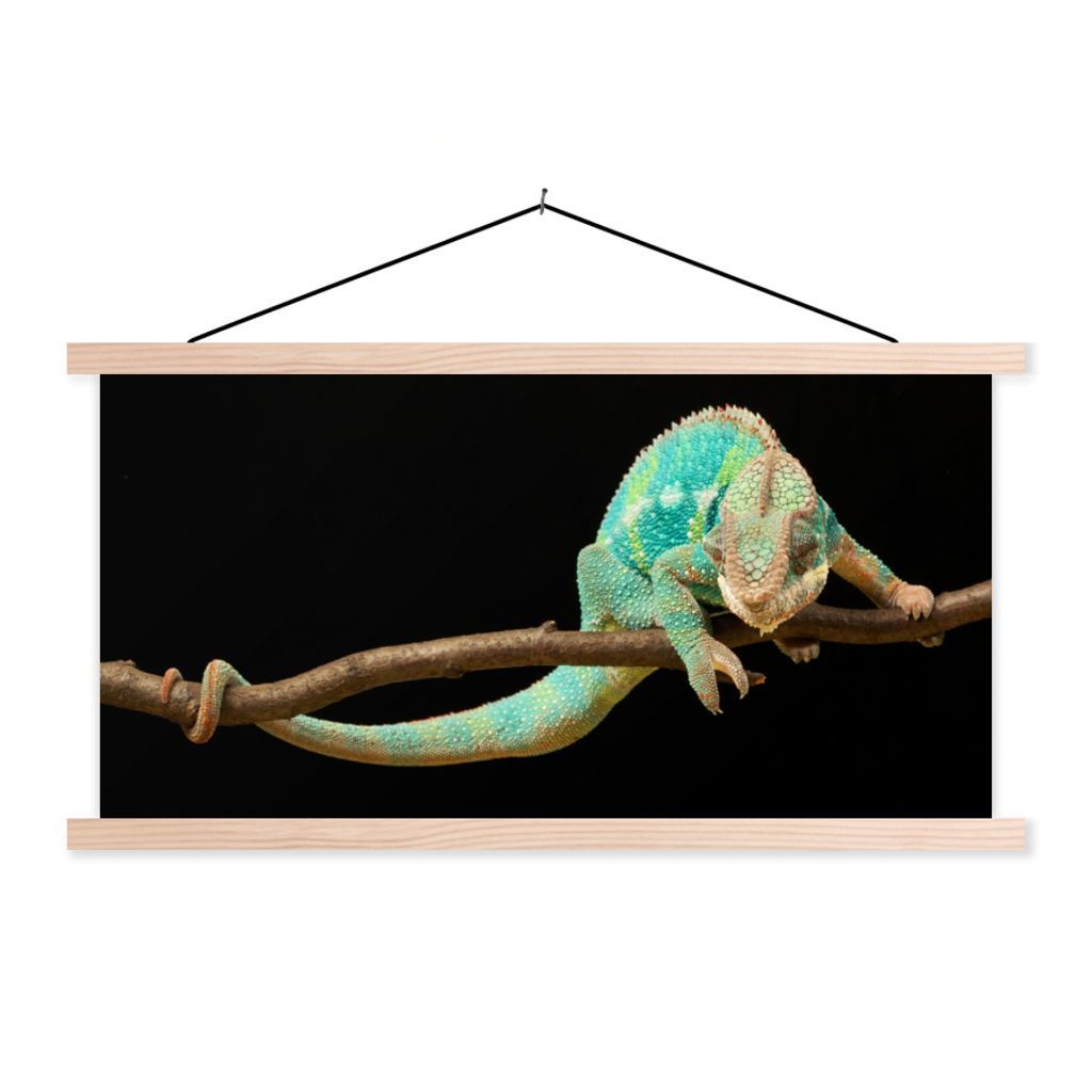 MuchoWow Textilposter Chamäleon - Zweig - Pastell 60x30 cm mit holzfarbenen Rahmen - Dekoration