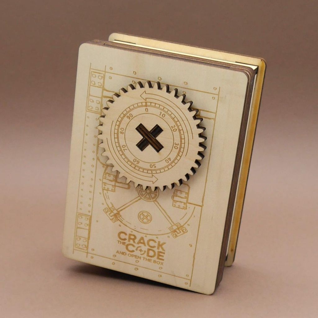 Cluebox aus Holz mit drehbarem Zahnrad auf der Vorderseite, als knifflige Puzzlebox im geschlossenen Zustand.