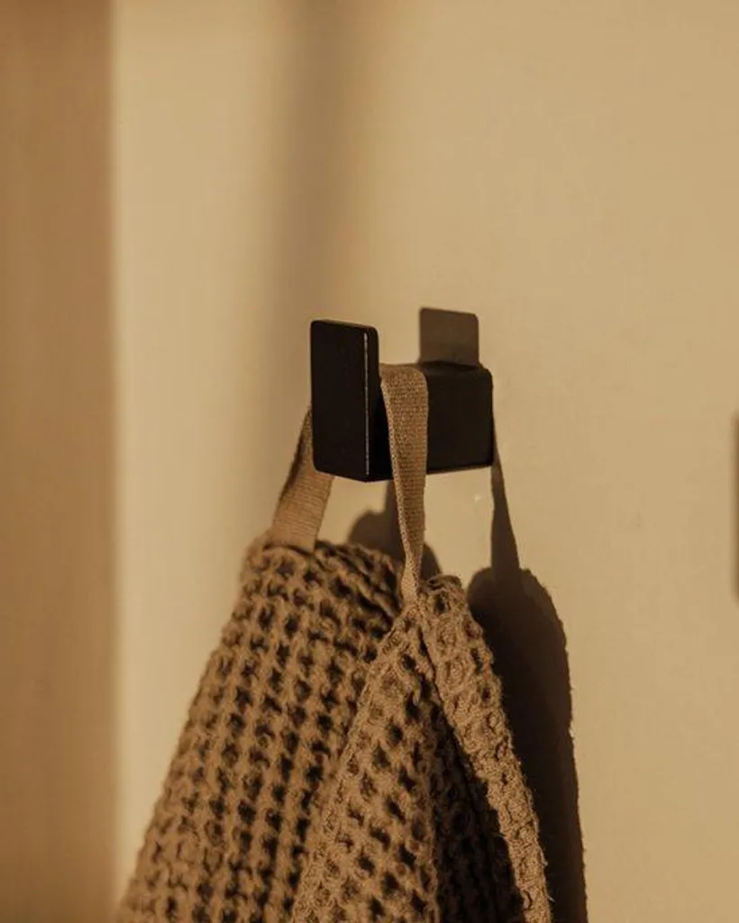 Optimisez votre espace avec ces 3 crochets muraux en acier noir mats