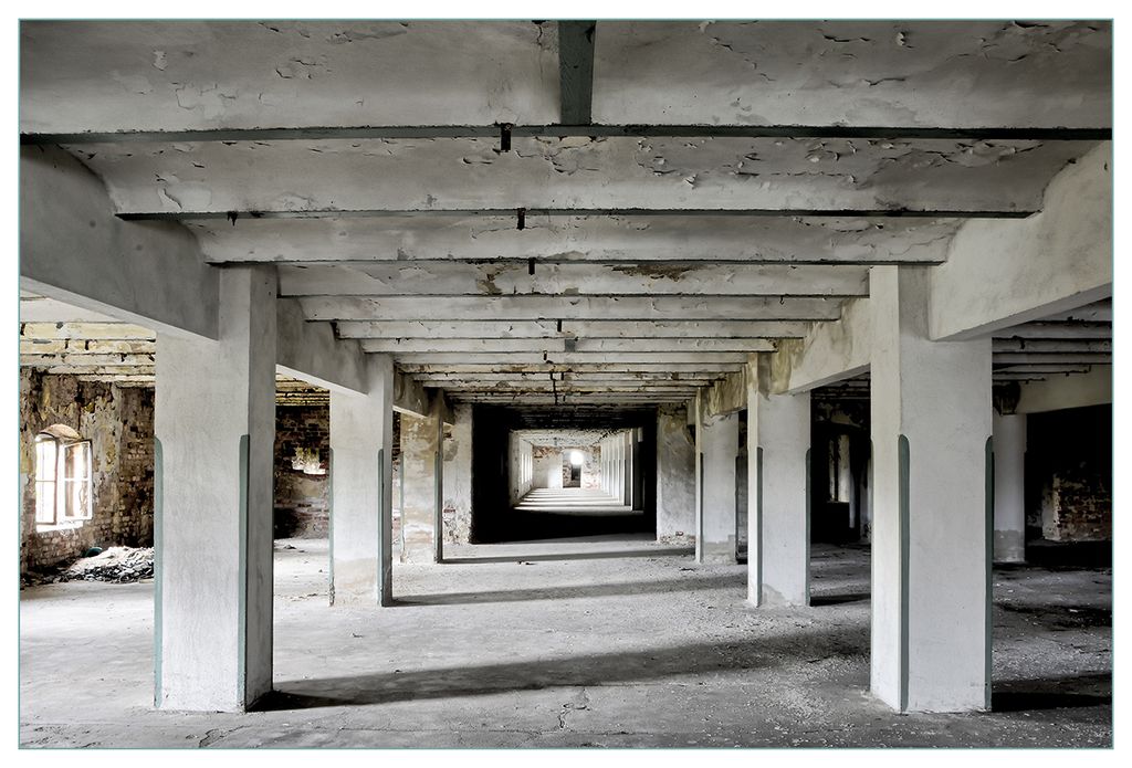 Wallario Küchenrückwand aus Glas, Größe: 90 x 60 cm, Motiv: Alte Industriehalle - einsame Lagerhalle einer Brauerei | Spritzschutz | abwischbar...