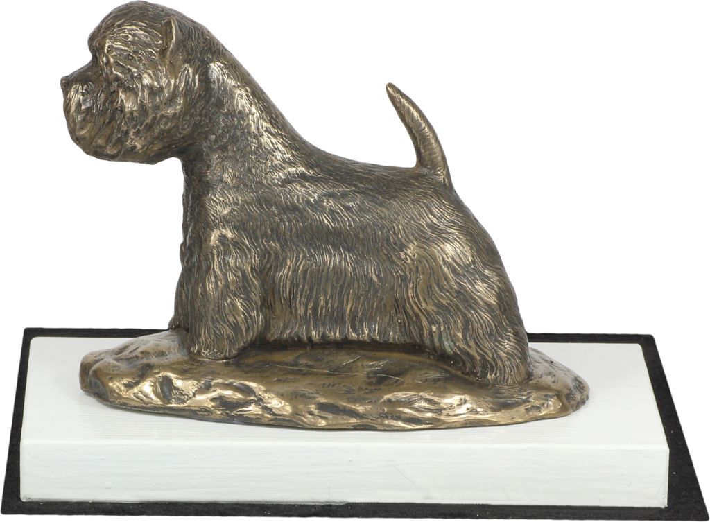 West Highland White Terrier, Weißer Hochlandterrier, Westie - Hundestatue, Figur auf weißem Sockel, Trophäe für die Art-Dog-Hundeaustellung.