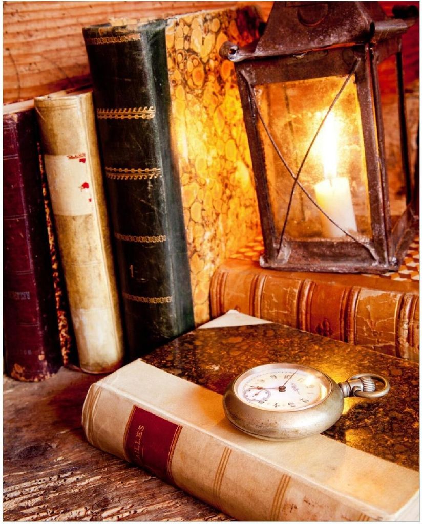 Wallario Poster - Antike Laterne mit Kerze alten Büchern und Taschenuhr, Kunstdruck Größe: 40 x 50 cm