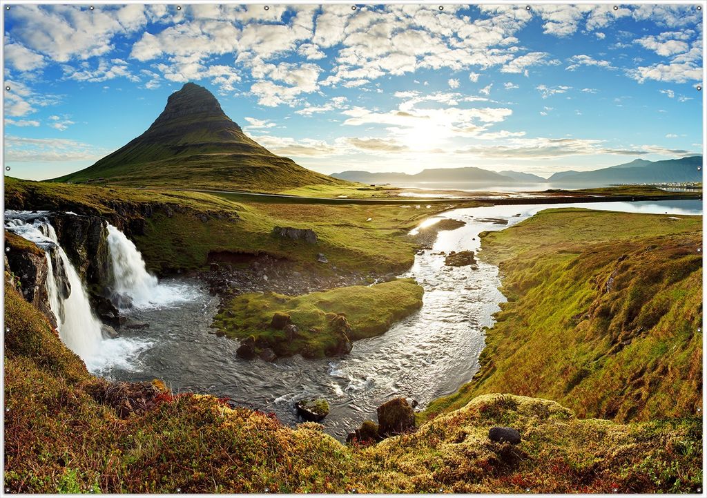 Wallario XXL Outdoor-Poster für Garten oder Balkon, Motiv Island Panorama Fluss Berge und blauer Himmel, in ca. 400 x 280 cm