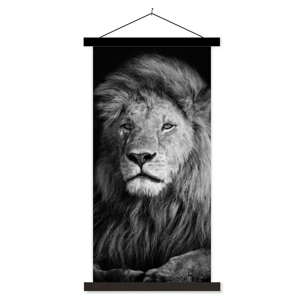 MuchoWow Textilposter Wildlife - Löwe - Schwarz - Weiß 90x180 cm mit schwarzem Rahmen - Dekoration Wohnzimmer