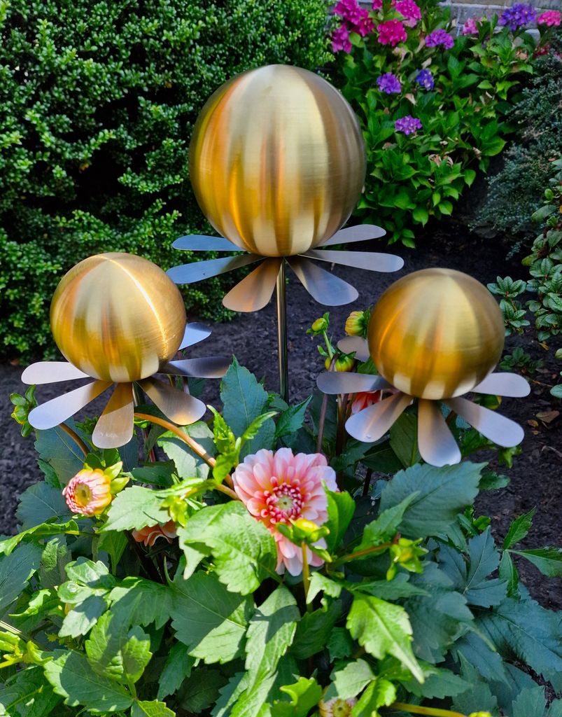 Blütenzauber Rotterdam Rosenkugel 15/10/10 cm Edelstahl gold matt gebürstet Gartenstecker mit Stab 80 cm