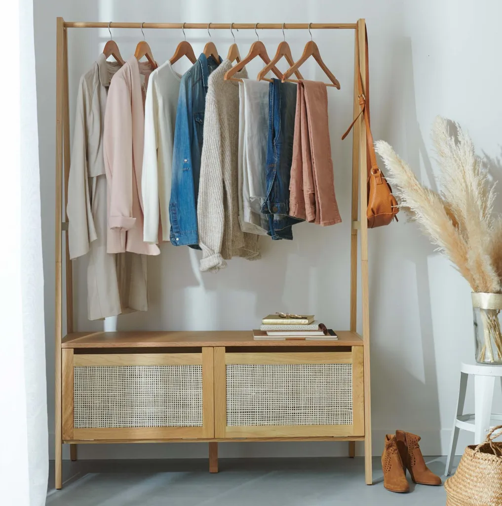 Dressing ouvert en chêne L110 cm pour chambre avec étagère en rotin