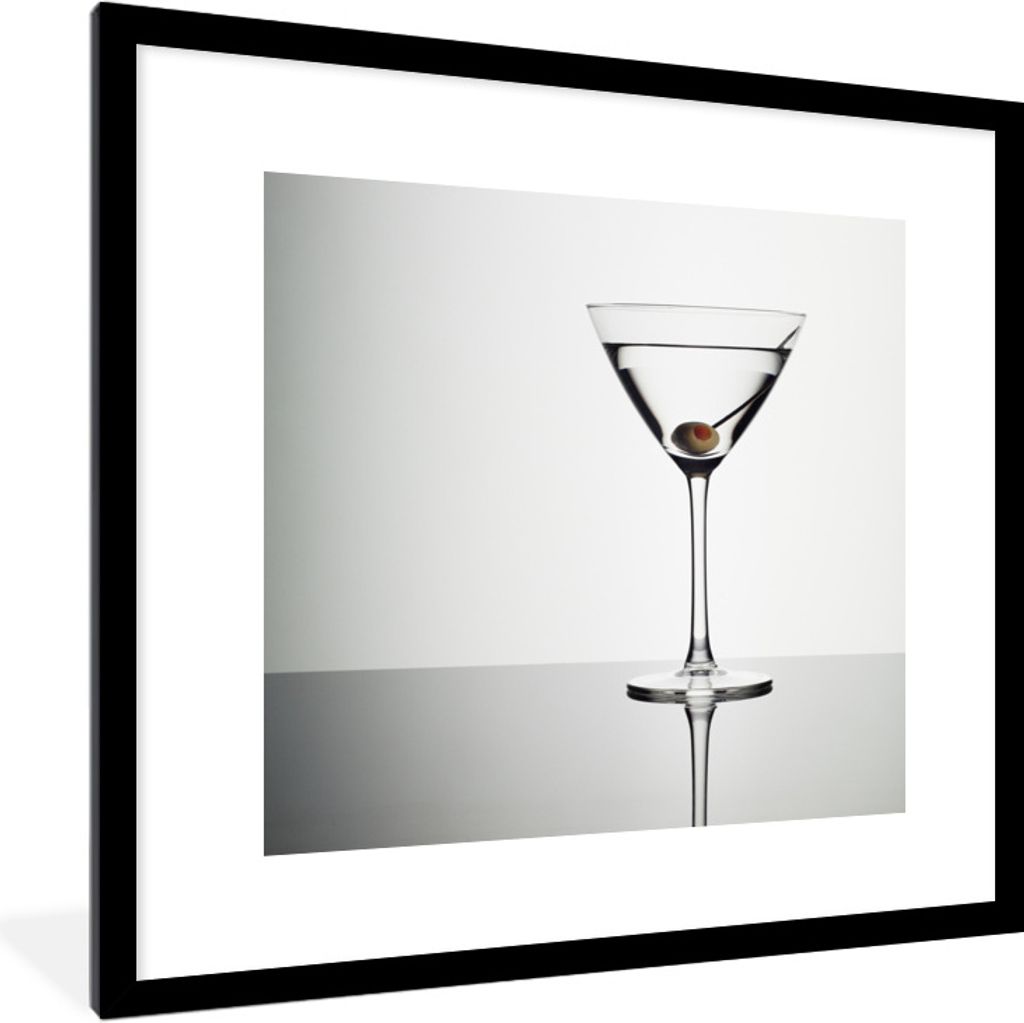 MuchoWow Gerahmtes Poster Martini im Glas mit grüner Olive 40x40 cm - Poster mit Schwarzem Bilderrahmen Wandposter Rahmen Foto Bilder - Poster -...