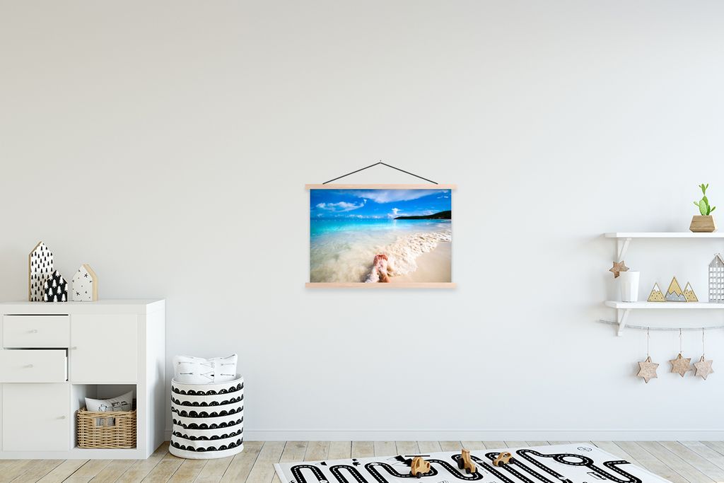 MuchoWow Textilposter Strand - Sand - Füße 60x40 cm mit holzfarbenen Rahmen - Bilder