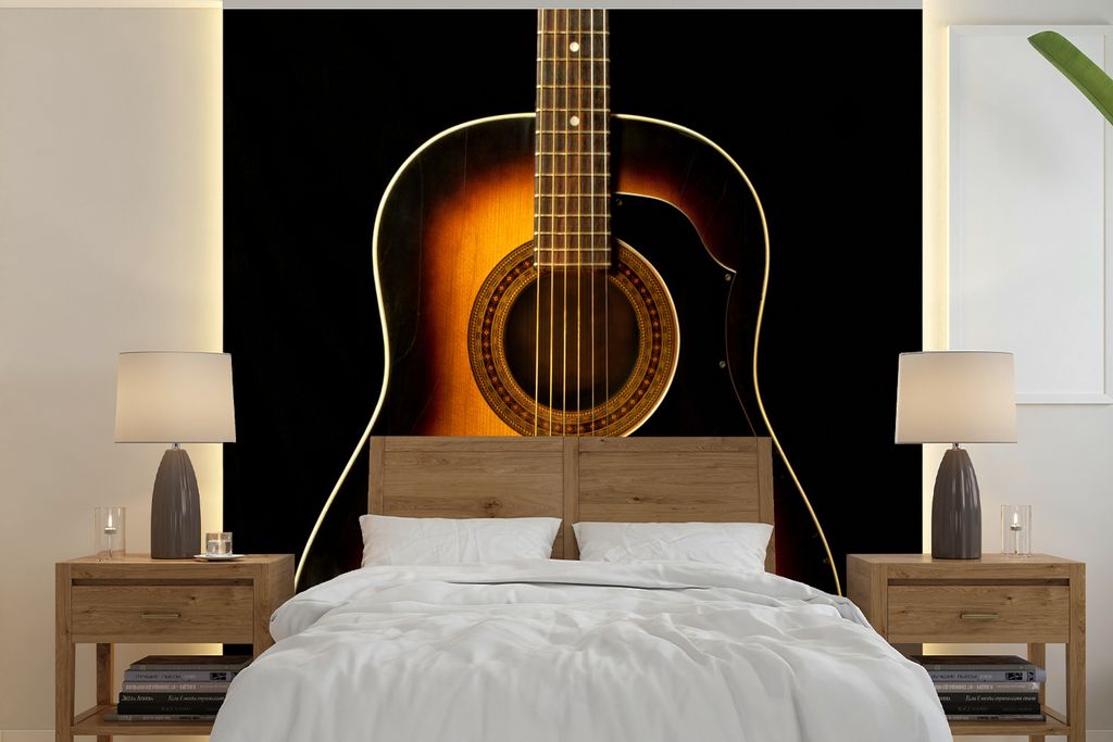 MuchoWow Fototapete für Wohnzimmer oder Schlafzimmer Wandtapete Vinyl Motivtapete Akustische Gitarre auf schwarzem Hintergrund - 240x240 cm - Sc...