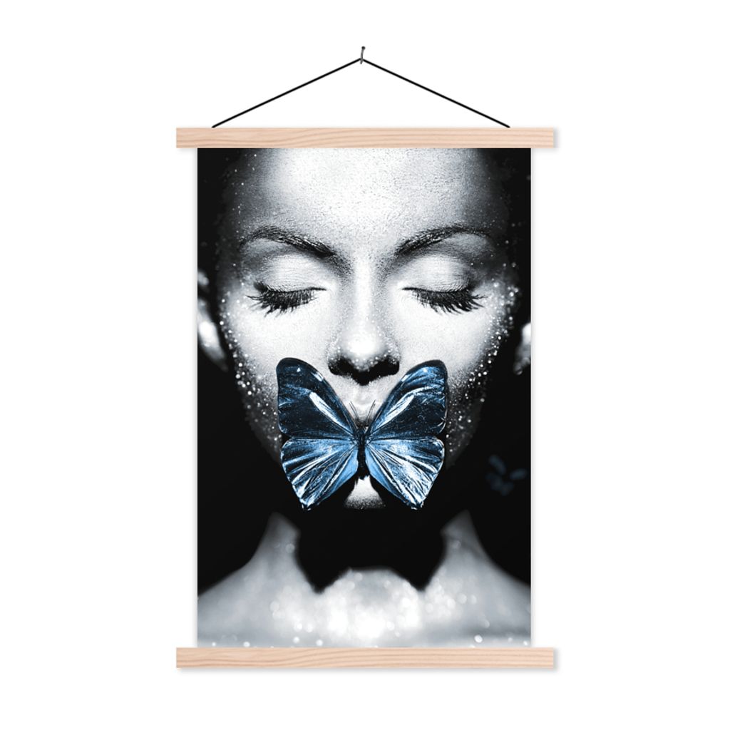 MuchoWow Textilposter Frau - Schmetterling - Schwarz - Weiß 120x180 cm mit holzfarbenen Rahmen - Textil-Plakat