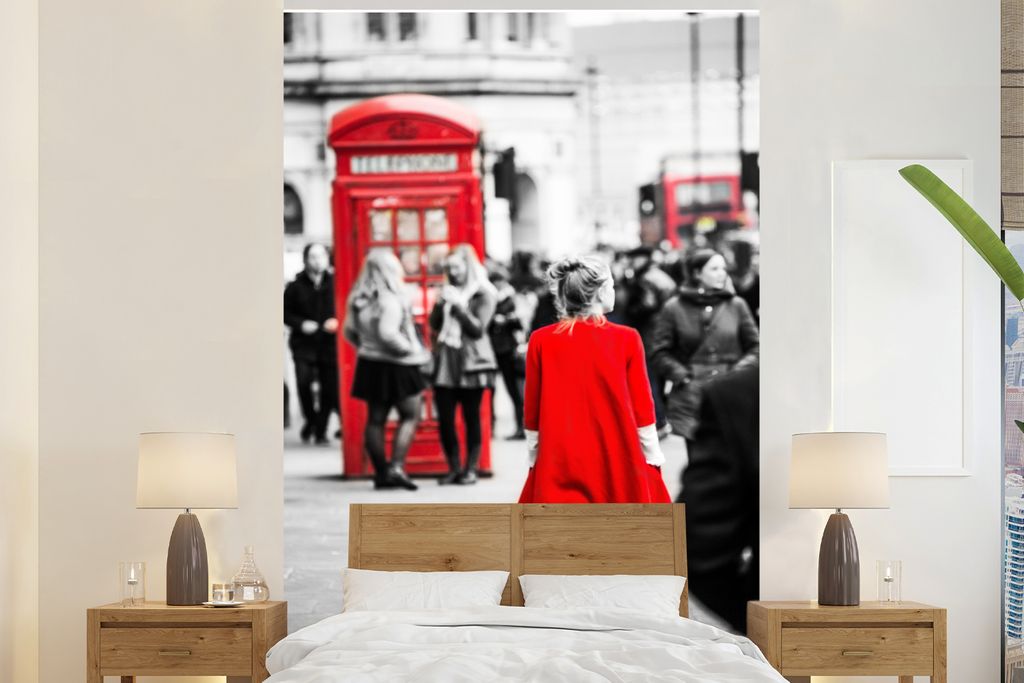 MuchoWow Fototapete für Wohnzimmer oder Schlafzimmer Wandtapete Vinyl Motivtapete Schwarz-Weiß-Foto einer Frau in einer roten Jacke, die durch ...