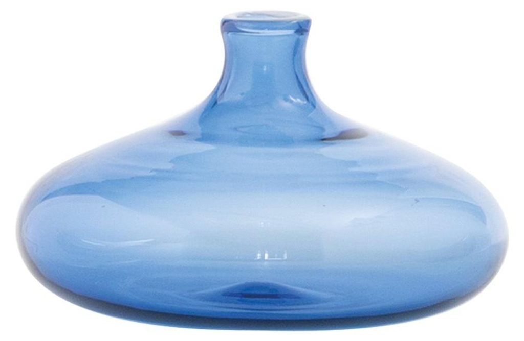 Die mundgeblasene Borosilikatglas-Vase Un Fiore in Blau besticht durch ihr elegantes Design und 19 cl Volumen als ideales Wohnaccessoire.