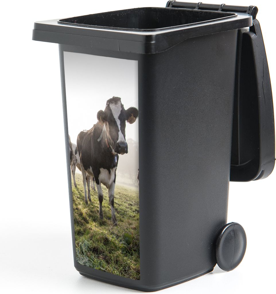 MuchoWow Mülltonnenaufkleber Kuh - Gras - Nebel 44x98 cm - Containeraufkleber - Aufkleber - Mülltonnen-Aufkleber