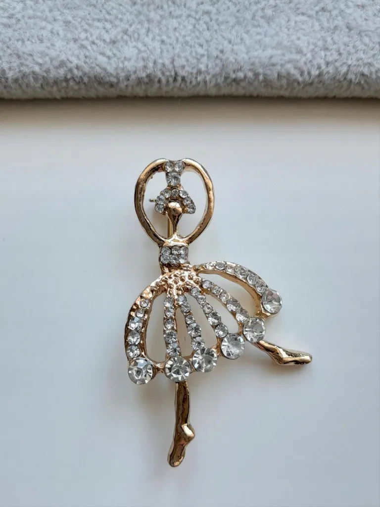 Broche Bijou Ballerine en Strass - Accessoire de Mode Doré pour Femme