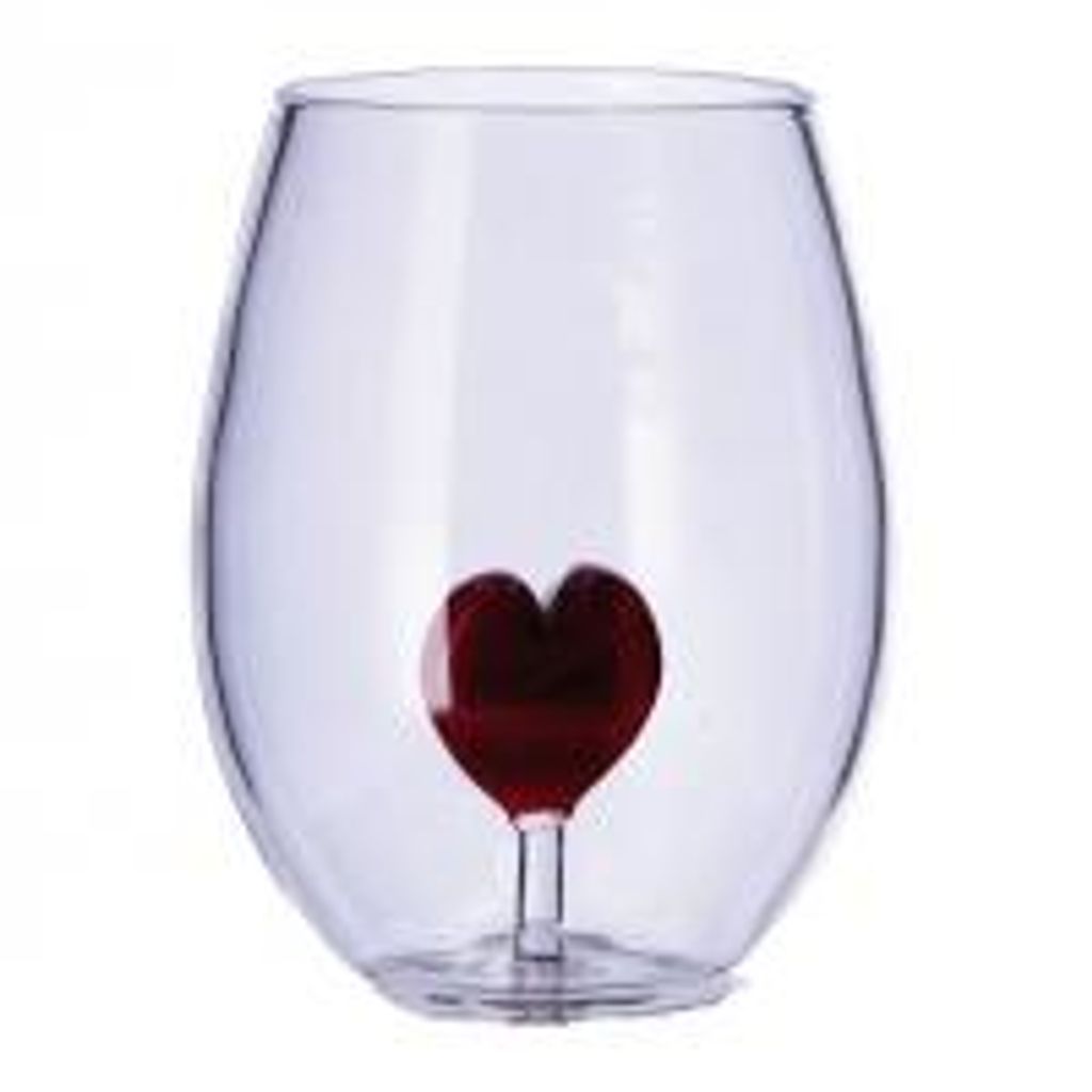 Glasbecher mit dreidimensionaler roter Herzform